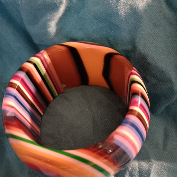 Vintage Lucite chunky bangle - Picture 4 of 5